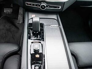 Volvo  Ultra Dark Recharge Plug-In Hybrid AWD T8 Twin Engine EU6d HUD StandHZG digitale