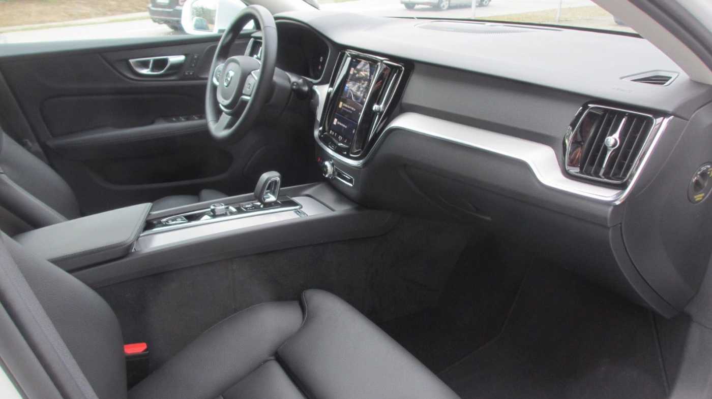Volvo  B4 FWD Core +ACC+BLIS+H/K+LEDER+E-Sitze+LHZ+