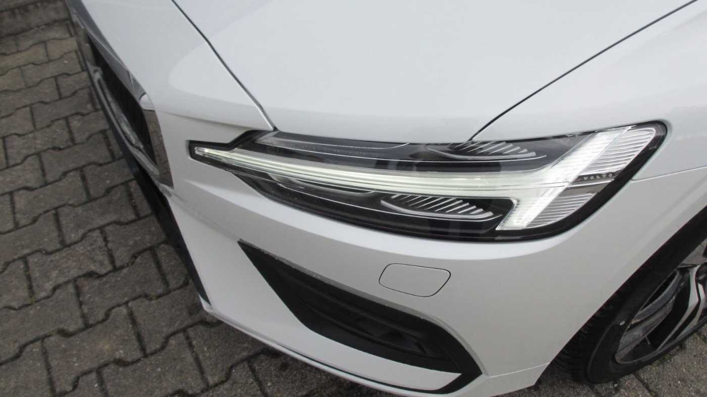 Volvo  B4 FWD Core +ACC+BLIS+H/K+LEDER+E-Sitze+LHZ+