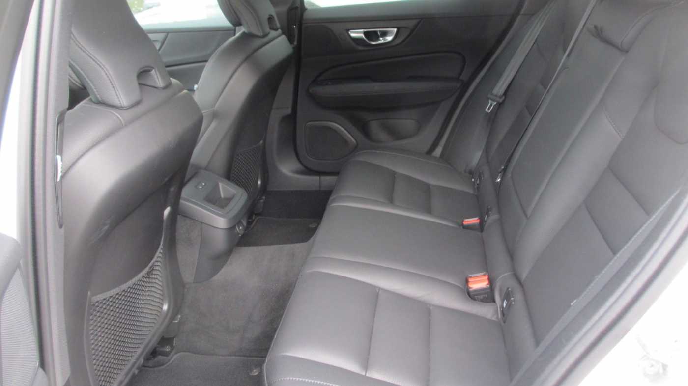 Volvo  B4 FWD Core +ACC+BLIS+H/K+LEDER+E-Sitze+LHZ+