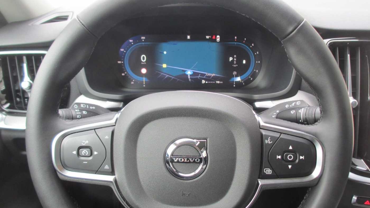 Volvo  B4 FWD Core +ACC+BLIS+H/K+LEDER+E-Sitze+LHZ+