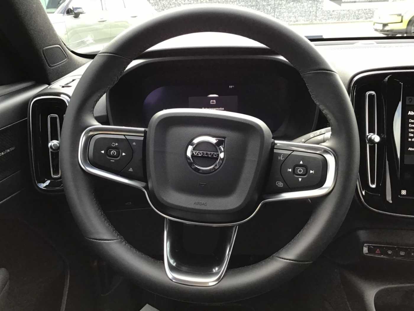 Volvo  B3 (Benzin) Plus Dark Keyless Navi Cam