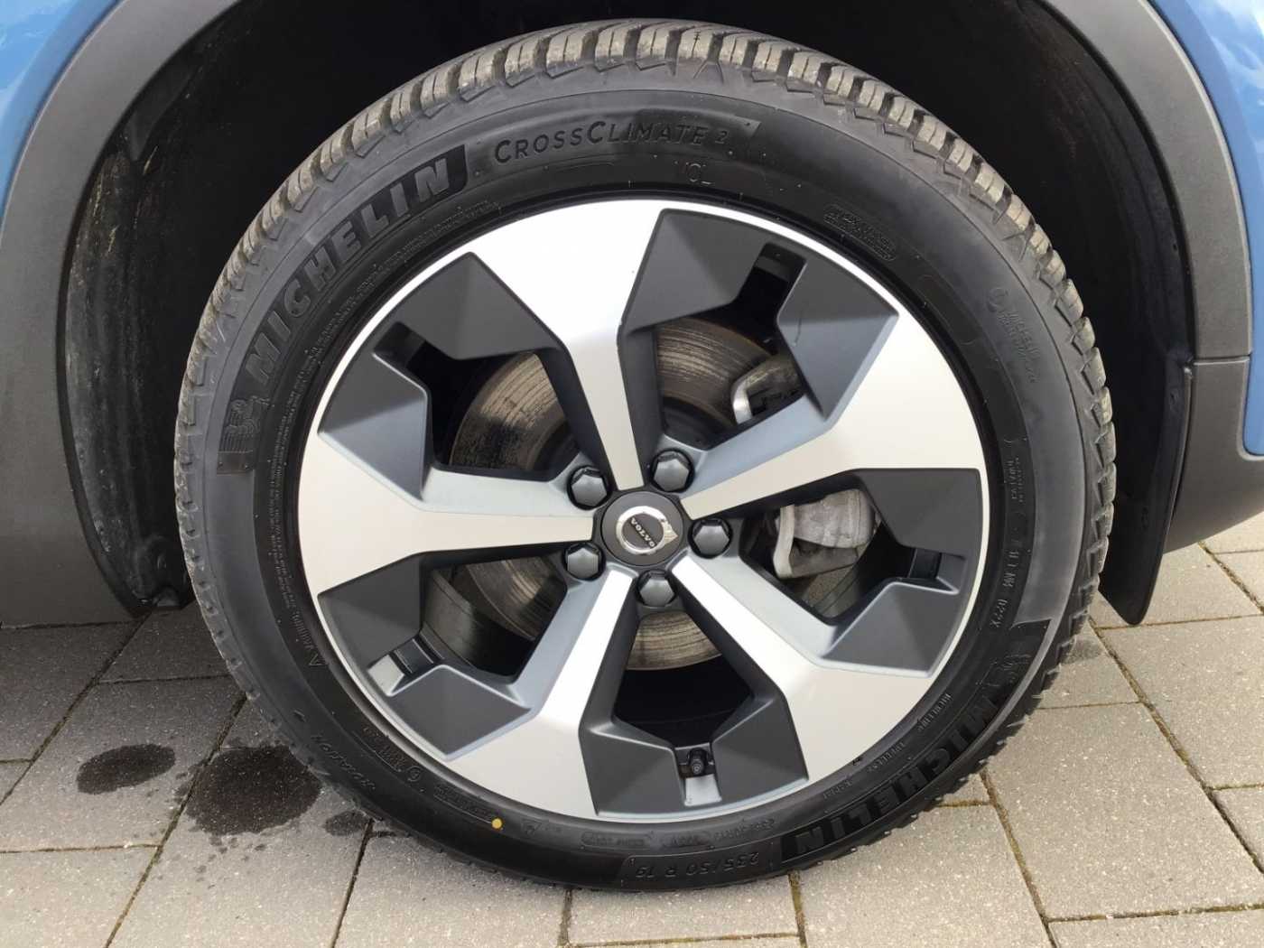Volvo  B3 (Benzin) Plus Dark Keyless Navi Cam