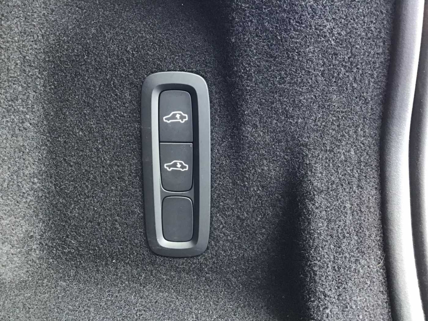 Volvo  B4 (Diesel) Plus Dark Navi Nebel Cam Leder