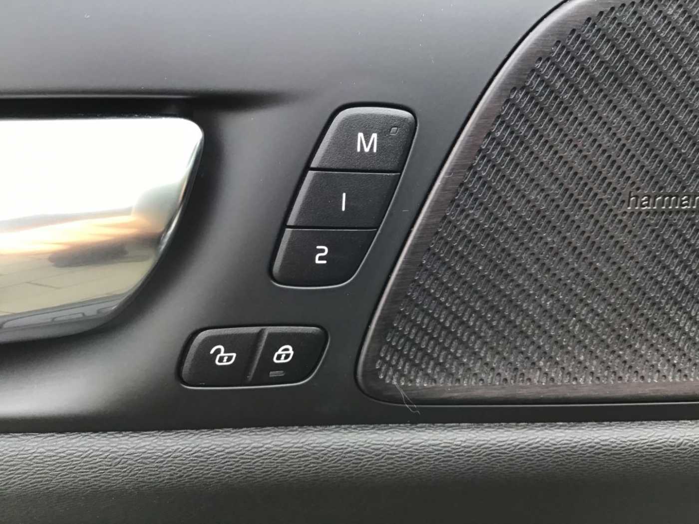Volvo  T8 R-Design AWD PanoDach Stdhzg. HUD Cam