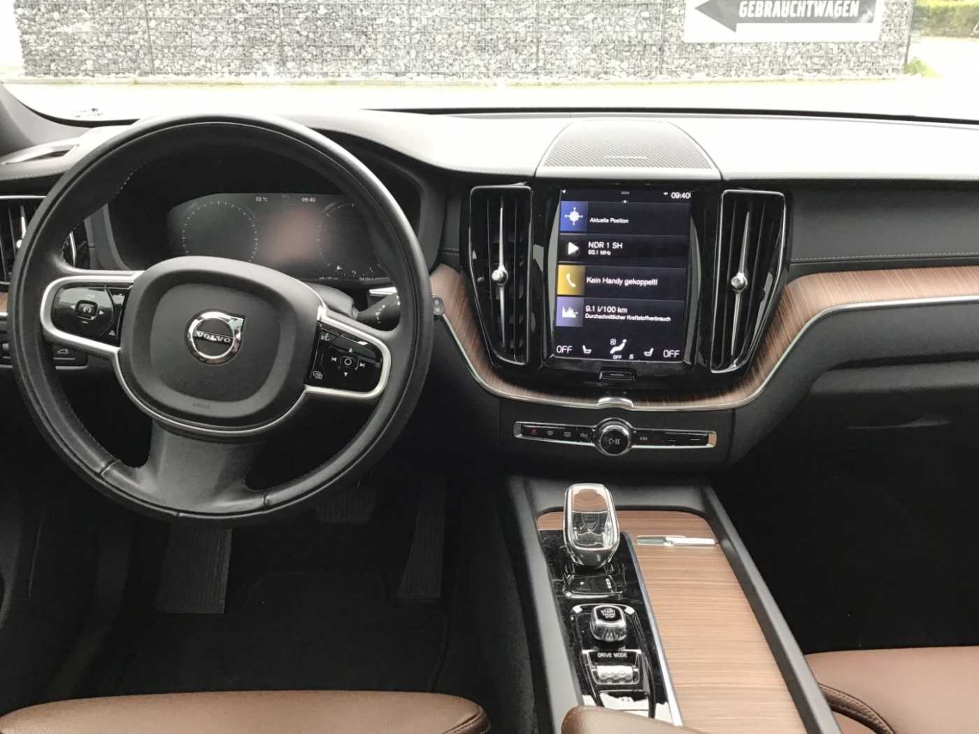 Volvo  B4 (Diesel) Inscription AWD PanoDach Cam