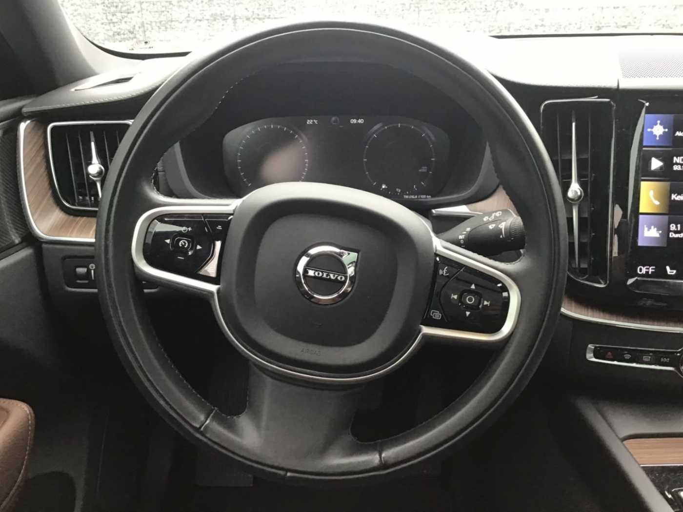 Volvo  B4 (Diesel) Inscription AWD PanoDach Cam