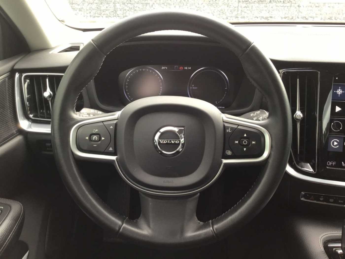 Volvo  T6 Momentum Pro AWD Cam Navi Leder