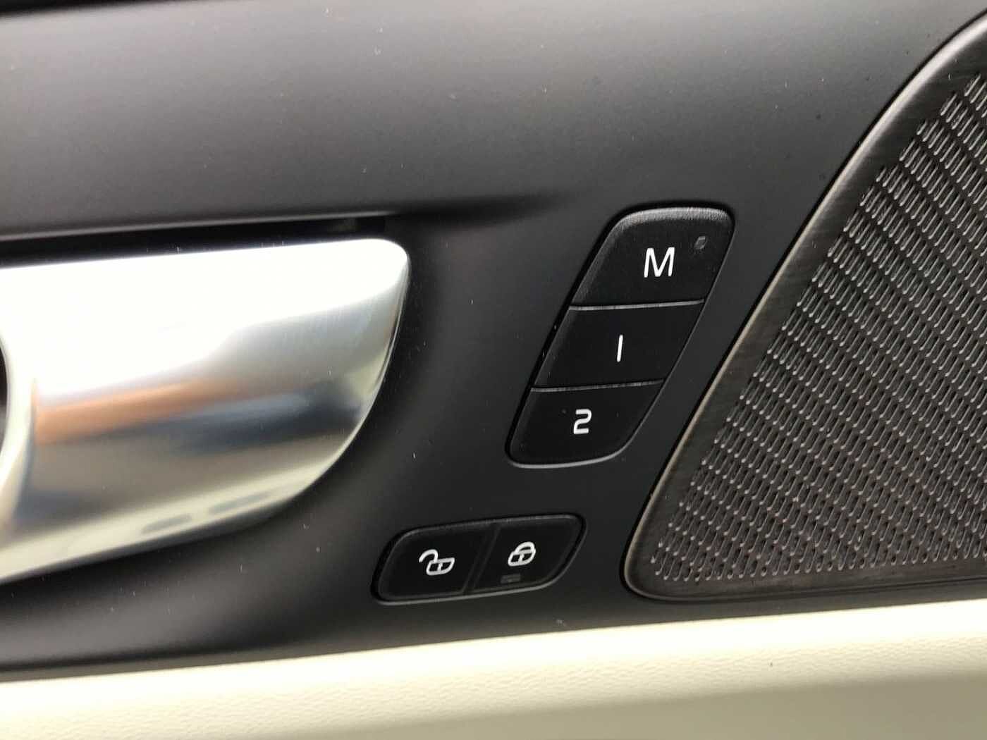 Volvo  T6 Plus Dark AWD Stdhzg. Licht-Paket