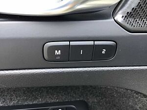 Volvo  B3 (Benzin) Plus Dark Keyless Navi Cam