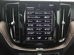 Volvo  B4 (Diesel) Inscription AWD PanoDach Cam
