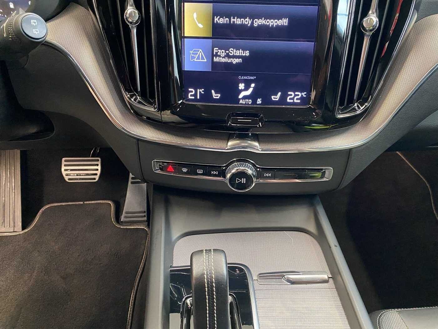 Volvo  B4 (Diesel)- R Design ACC AUT Kam. Navi 360