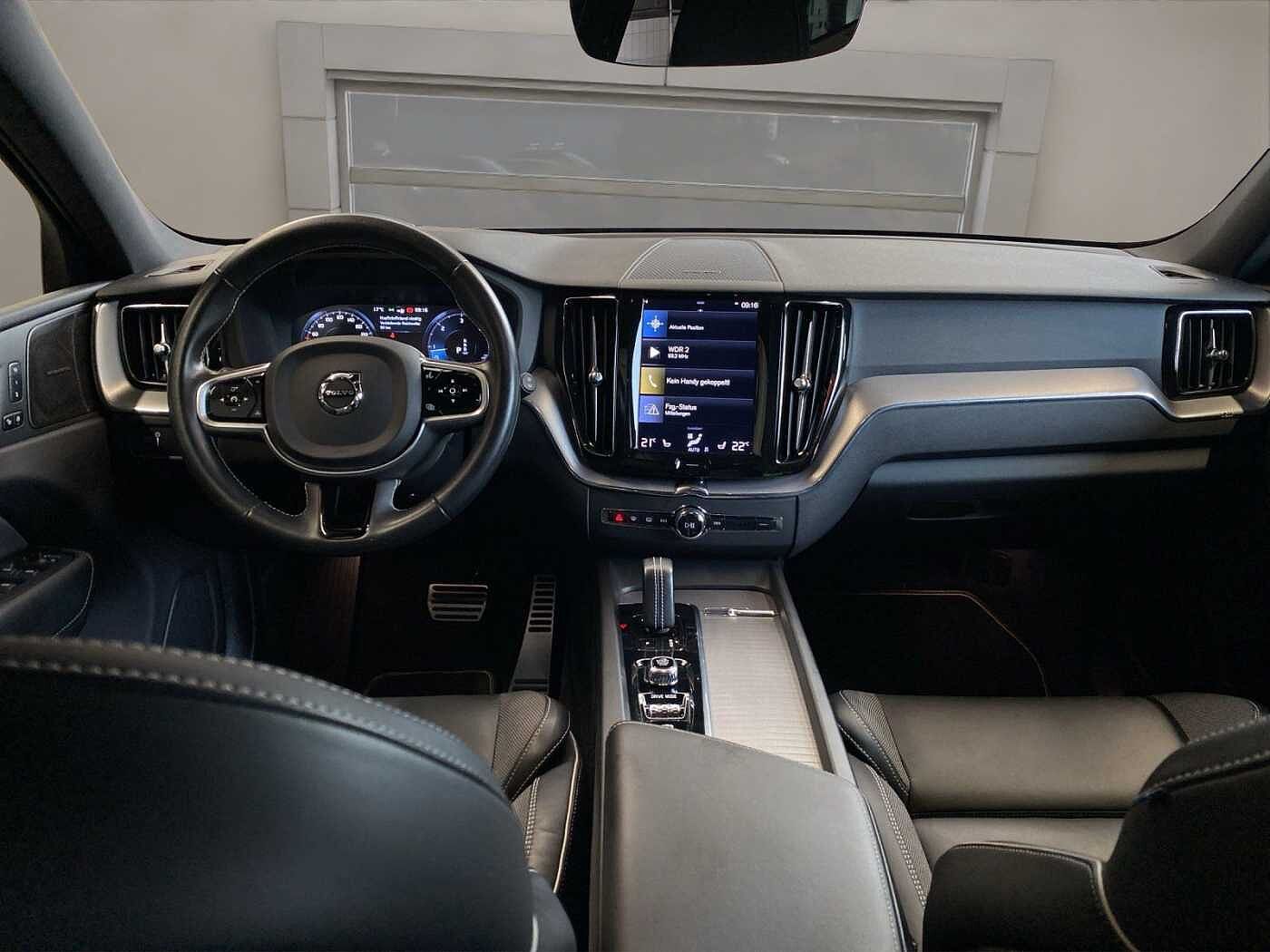 Volvo  B4 (Diesel)- R Design ACC AUT Kam. Navi 360