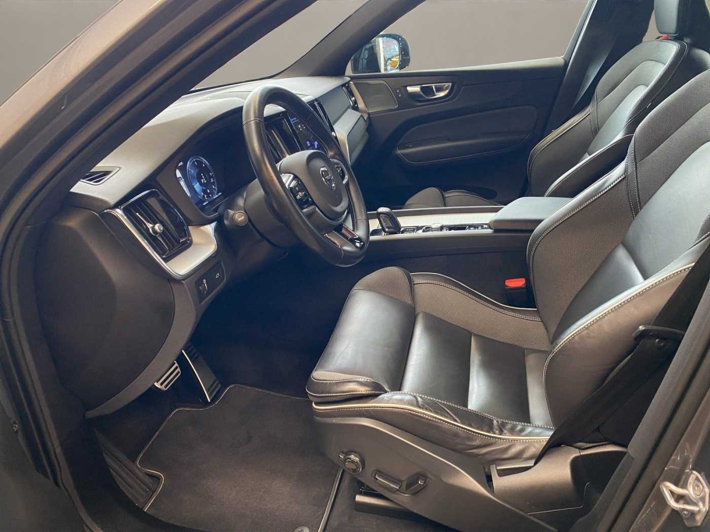 Volvo  B4 (Diesel)- R Design ACC AUT Kam. Navi 360