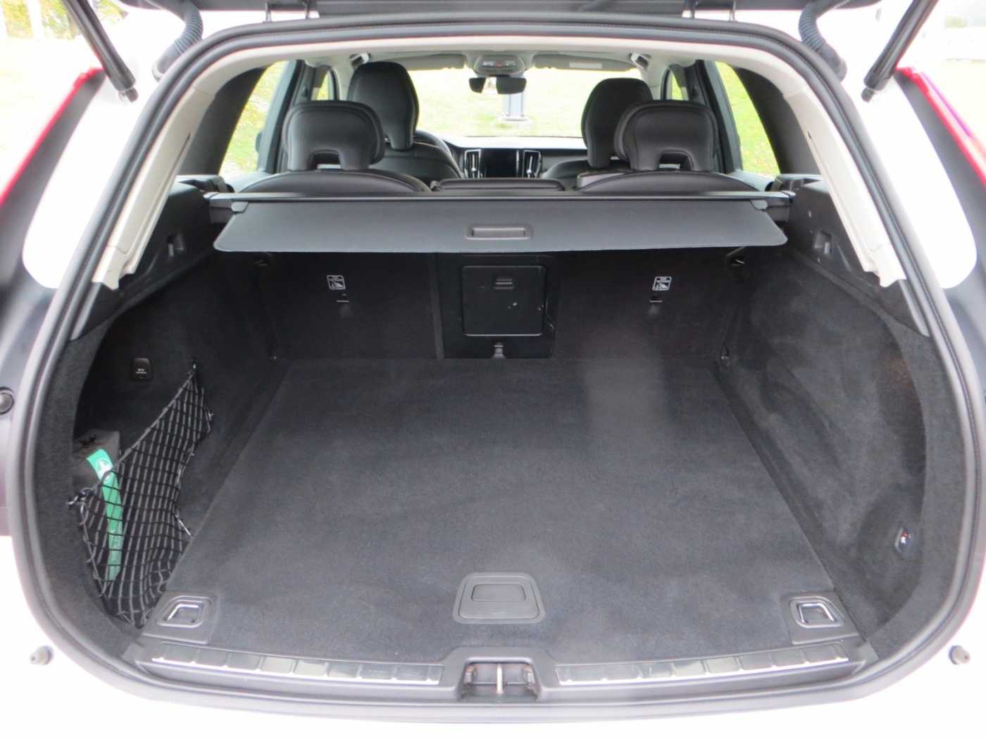 Volvo  B4 Plus Dark Auto FSH AHK