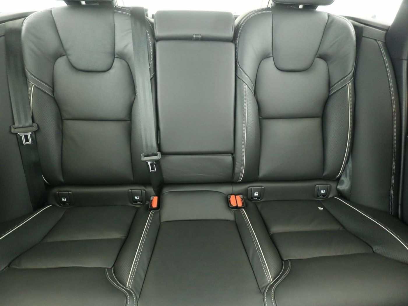 Volvo  B4 Plus Dark*PANO*AHK*STH**UPE 78.430.- EURO