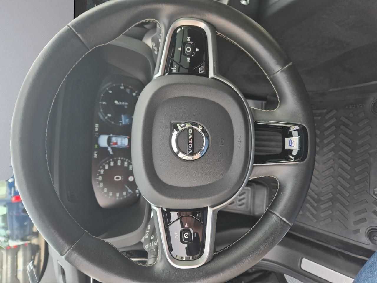 Volvo  R Design 2WD