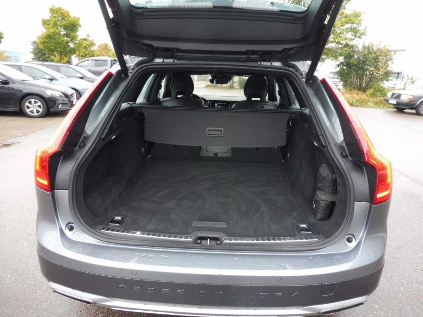 Volvo  D5 Cross Country Pro AWD