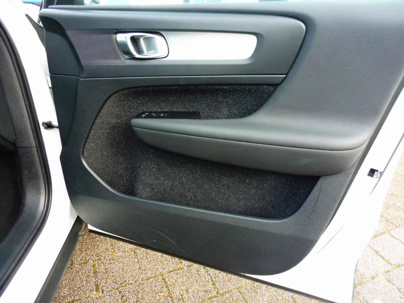 Volvo  B4 Momentum Pro AWD