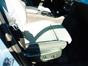 Volvo  B4  Plus Dark 2WD