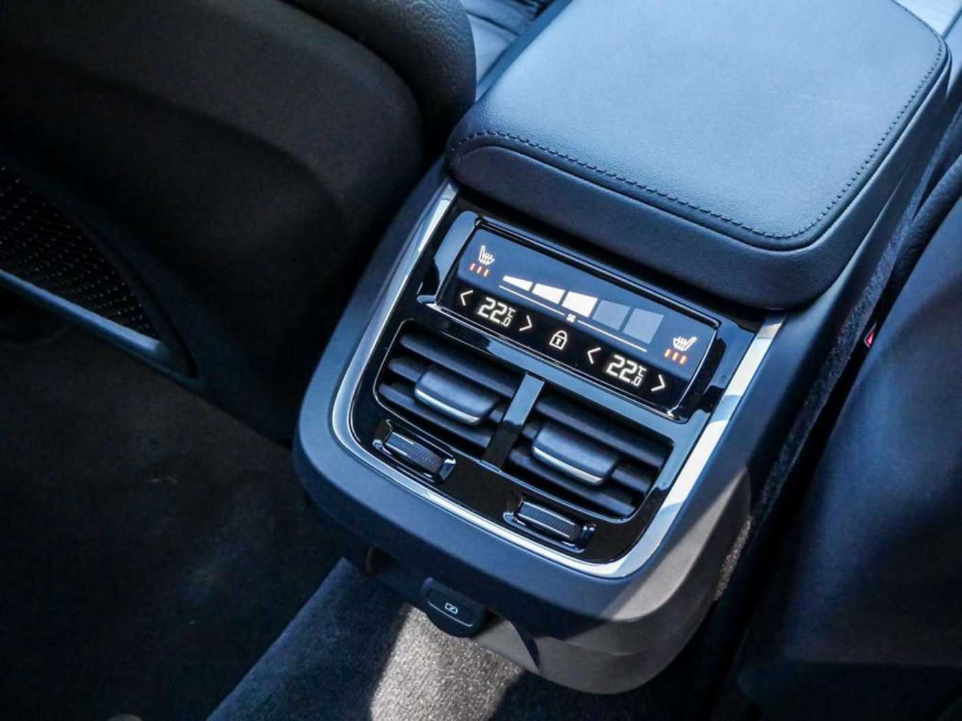 Volvo  B5 Ultimate Dark AWD