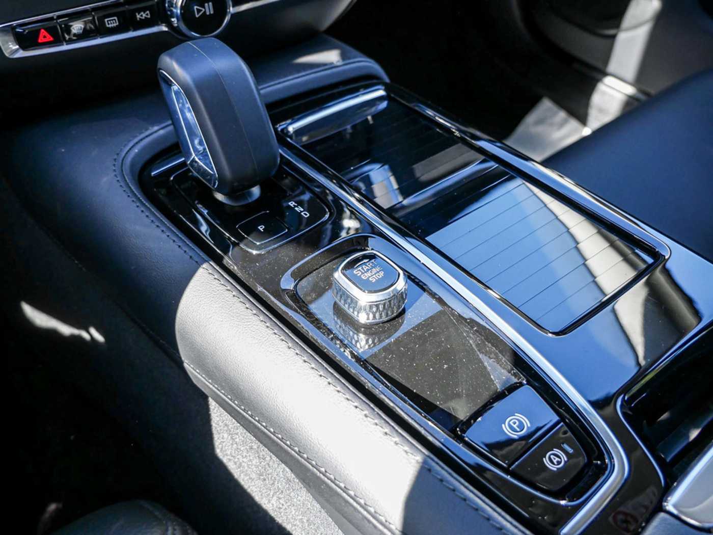 Volvo  T8 Ultimate Dark Recharge Plug-In Hybrid AWD