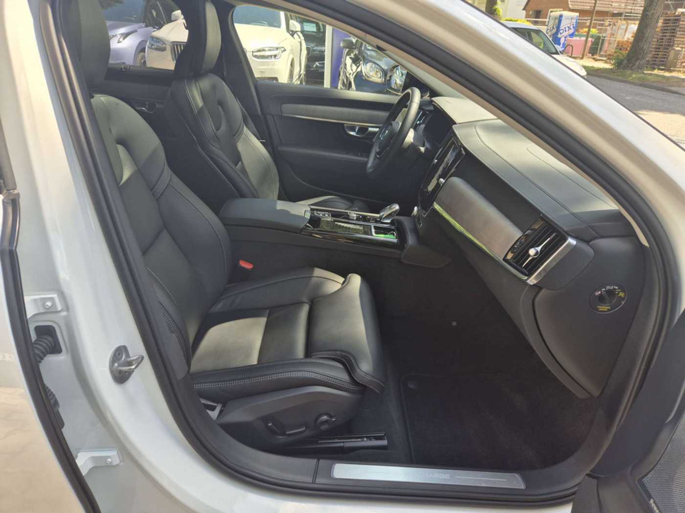 Volvo  T8 Ultimate Dark Recharge Plug-In Hybrid AWD