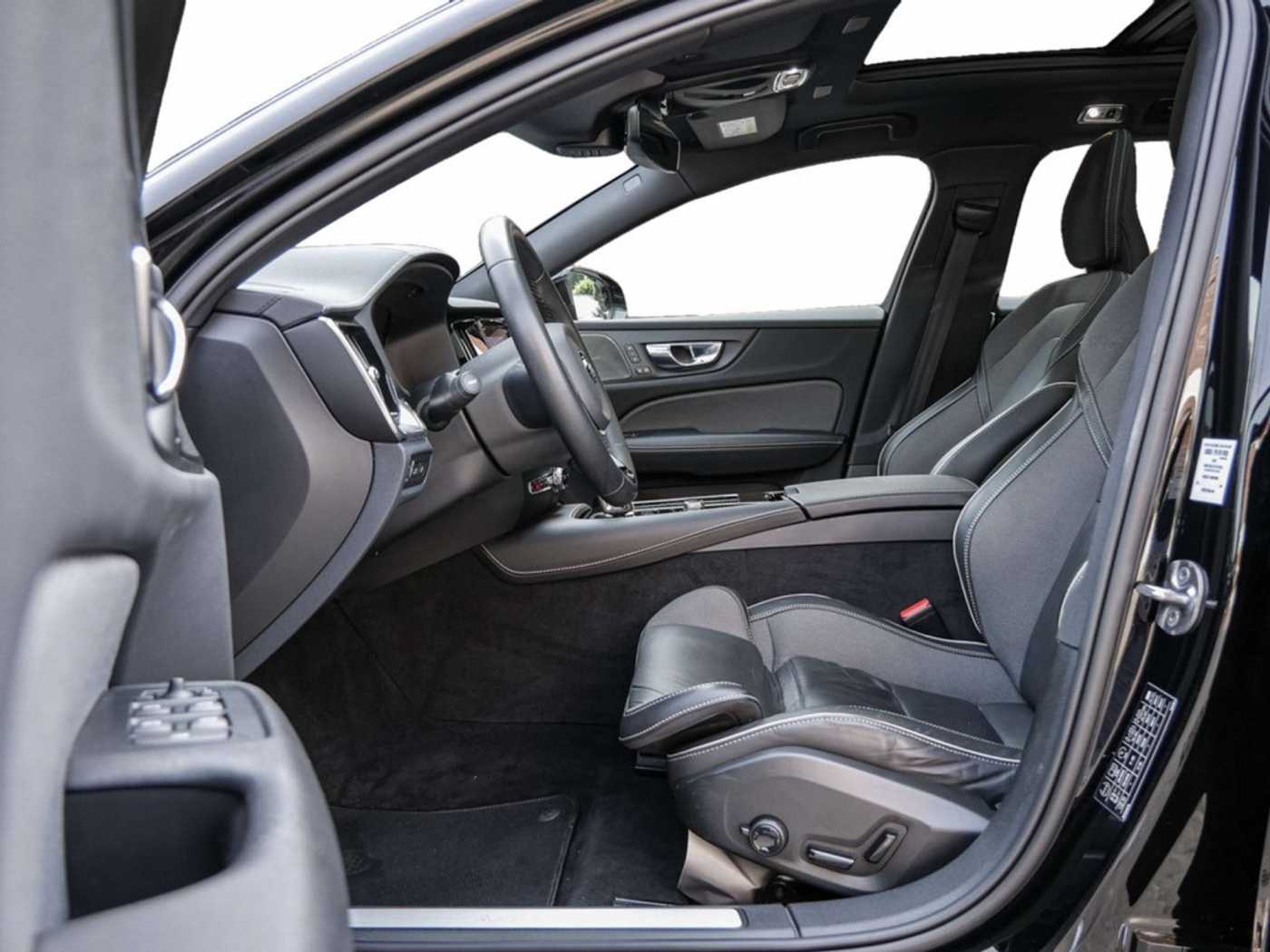Volvo  T6 R-Design Recharge Plug-In Hybrid AWD