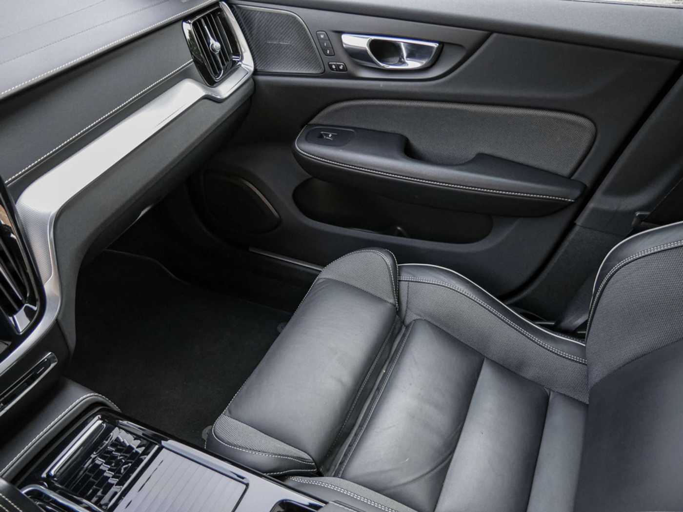 Volvo  T6 R-Design Recharge Plug-In Hybrid AWD