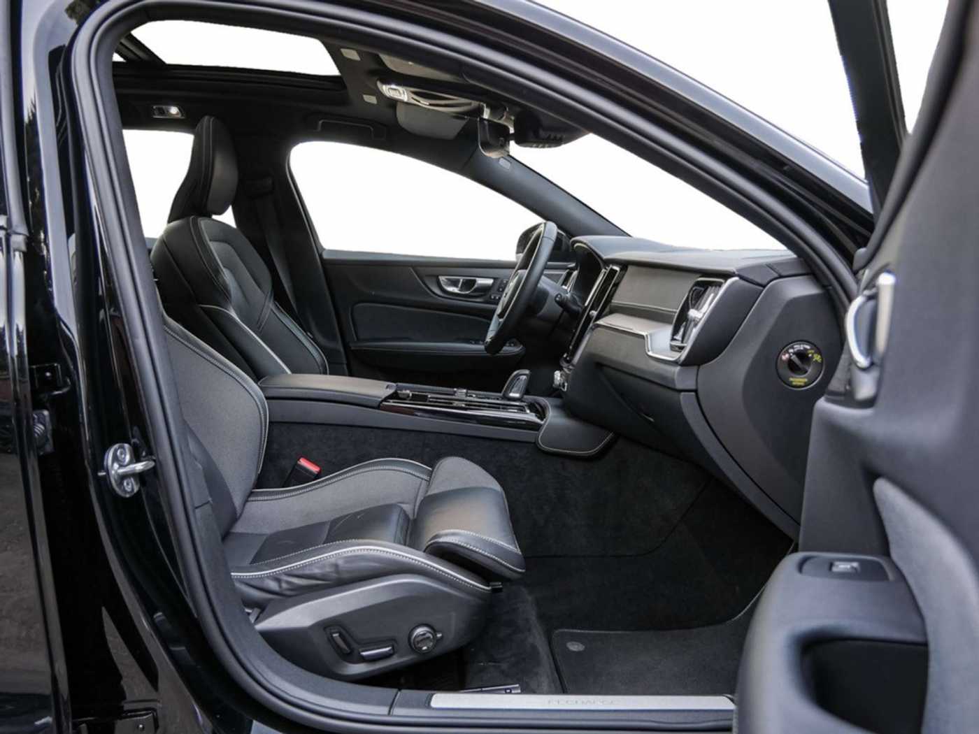Volvo  T6 R-Design Recharge Plug-In Hybrid AWD