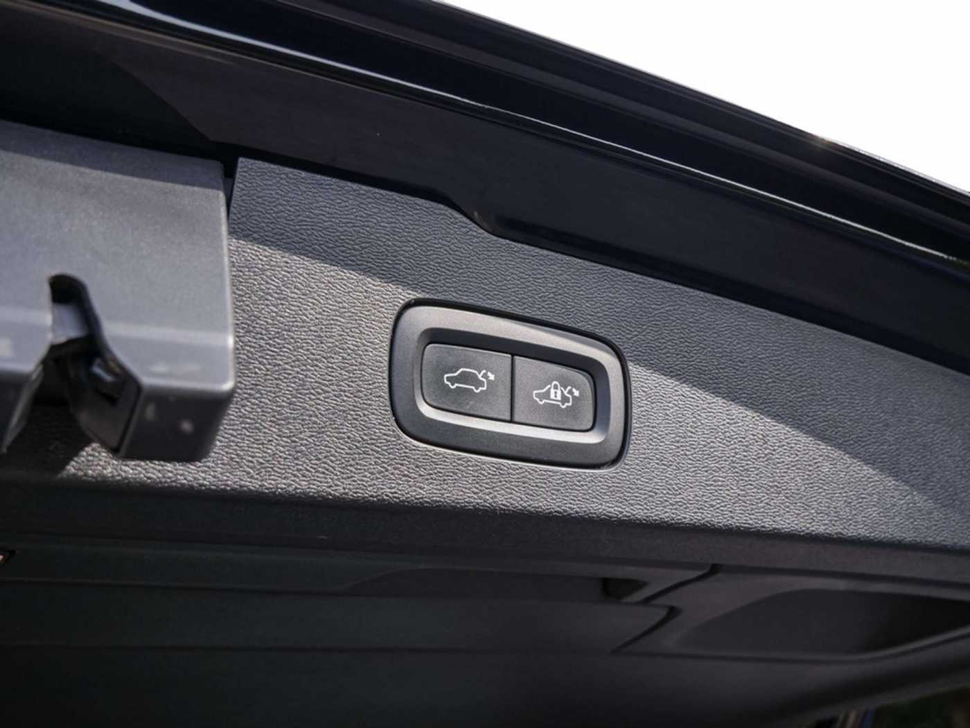 Volvo  T6 R-Design Recharge Plug-In Hybrid AWD