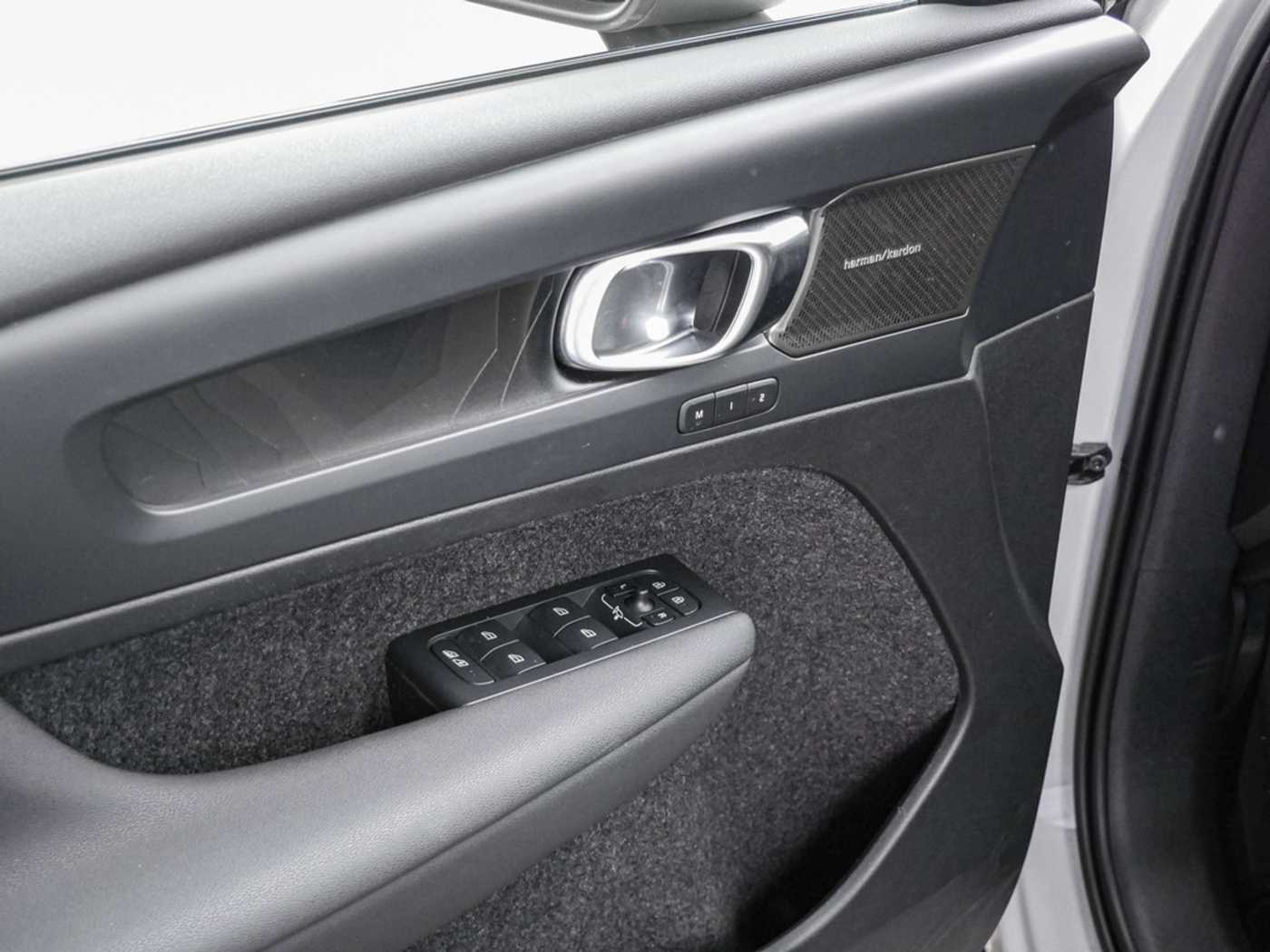 Volvo  T5 Recharge Plug-In Hybrid Plus Dark LED