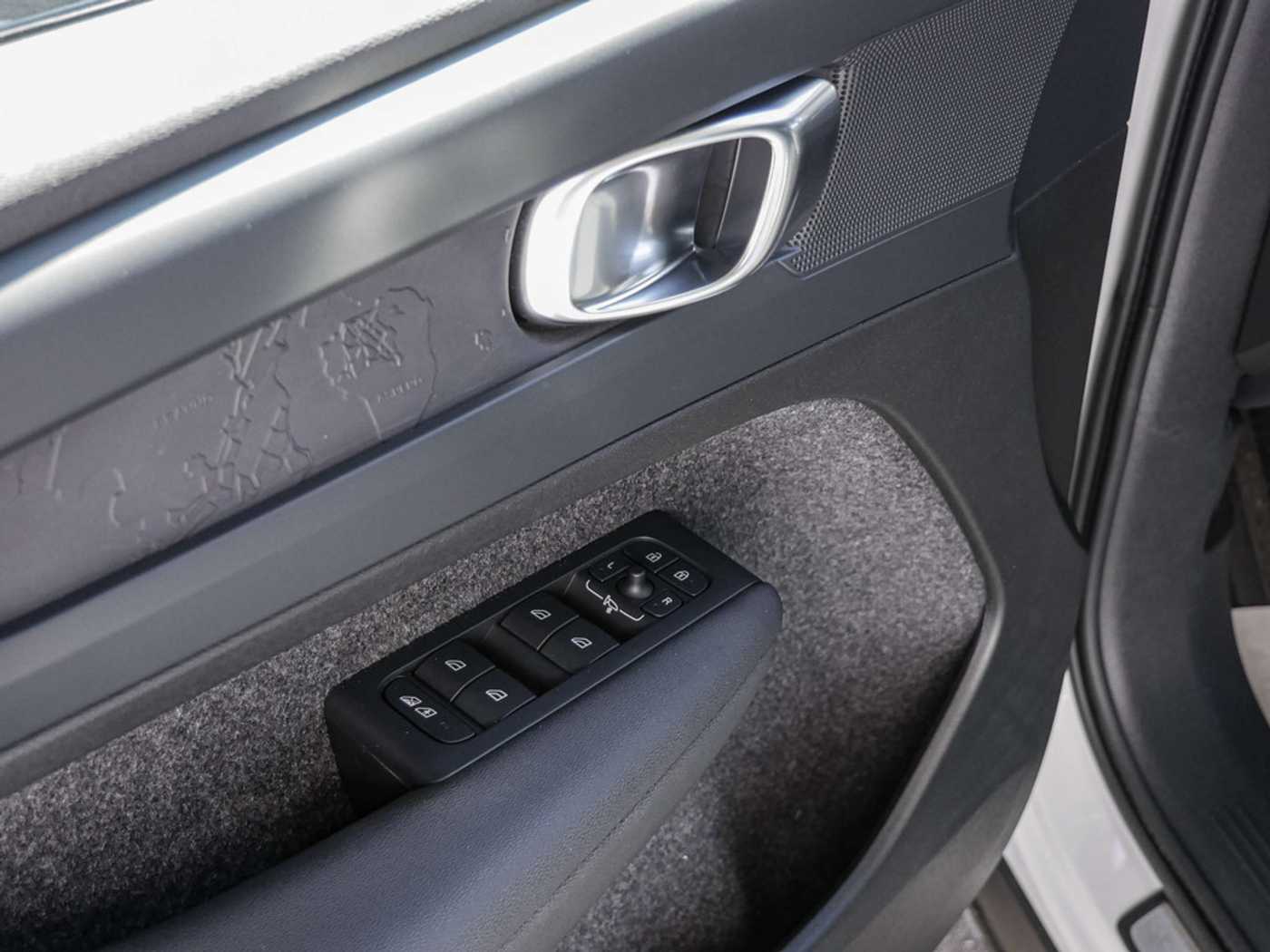 Volvo  Core Recharge Pure Electric AWD NAVI LED