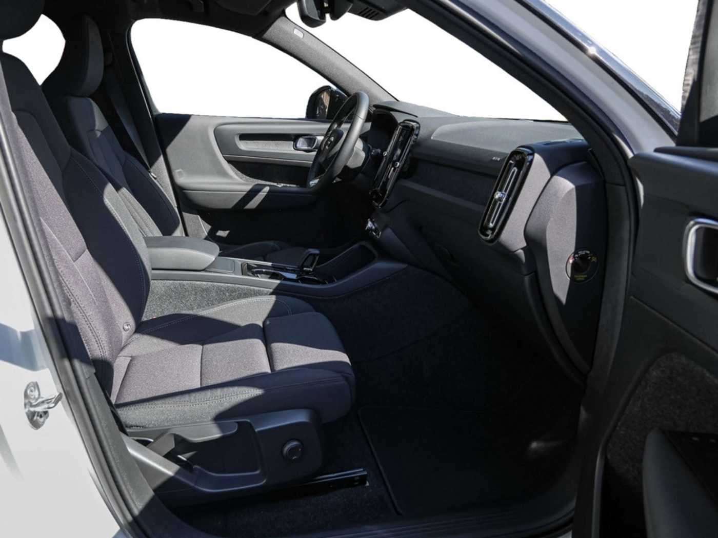 Volvo  Core Recharge Pure Electric AWD NAVI LED