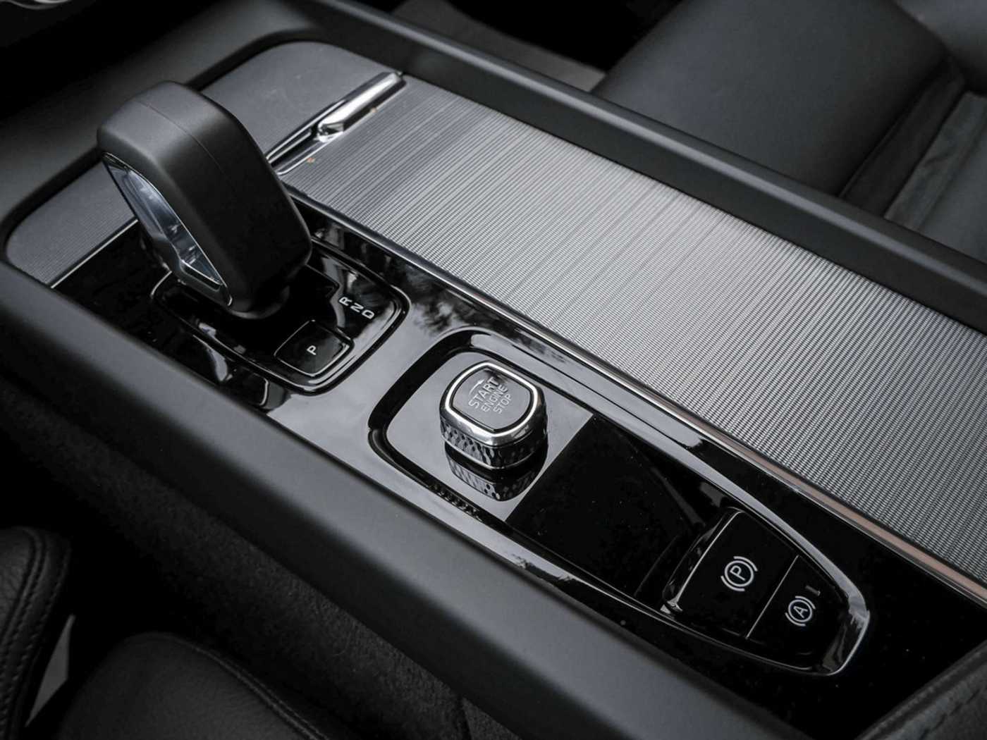 Volvo  T6 Plus Dark Recharge Plug-In Hybrid AWD