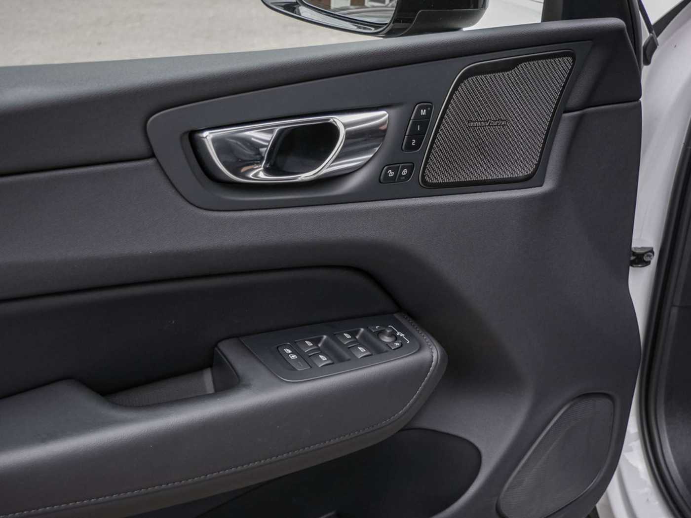 Volvo  T6 Plus Dark Recharge Plug-In Hybrid AWD
