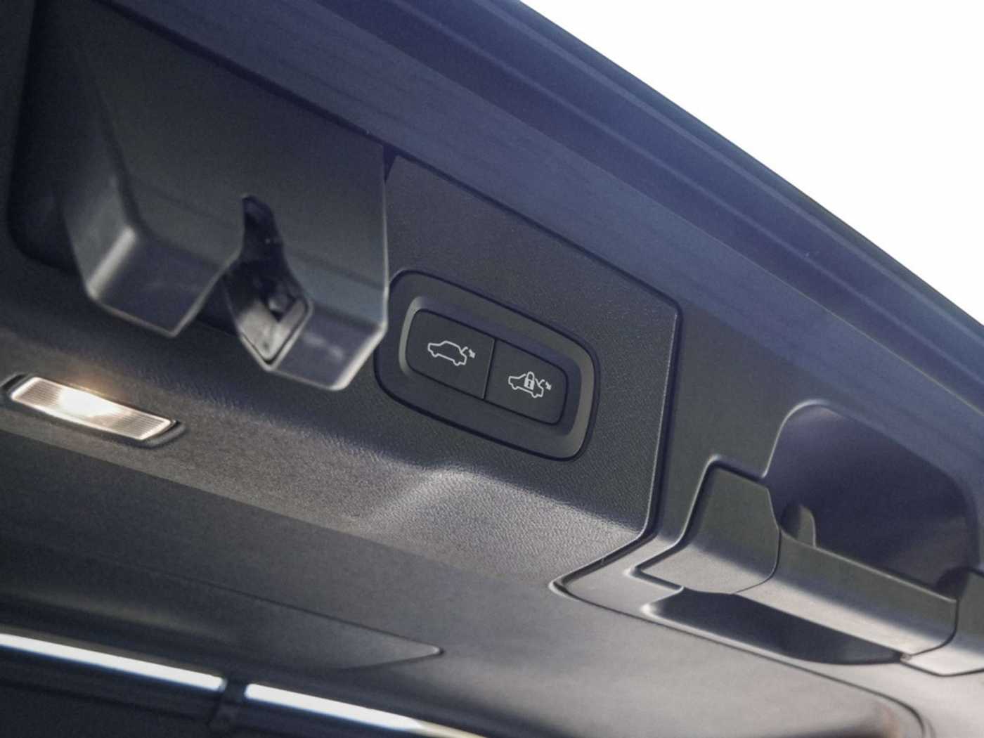 Volvo  T8 Plus Dark Recharge Plug-In Hybrid AWD