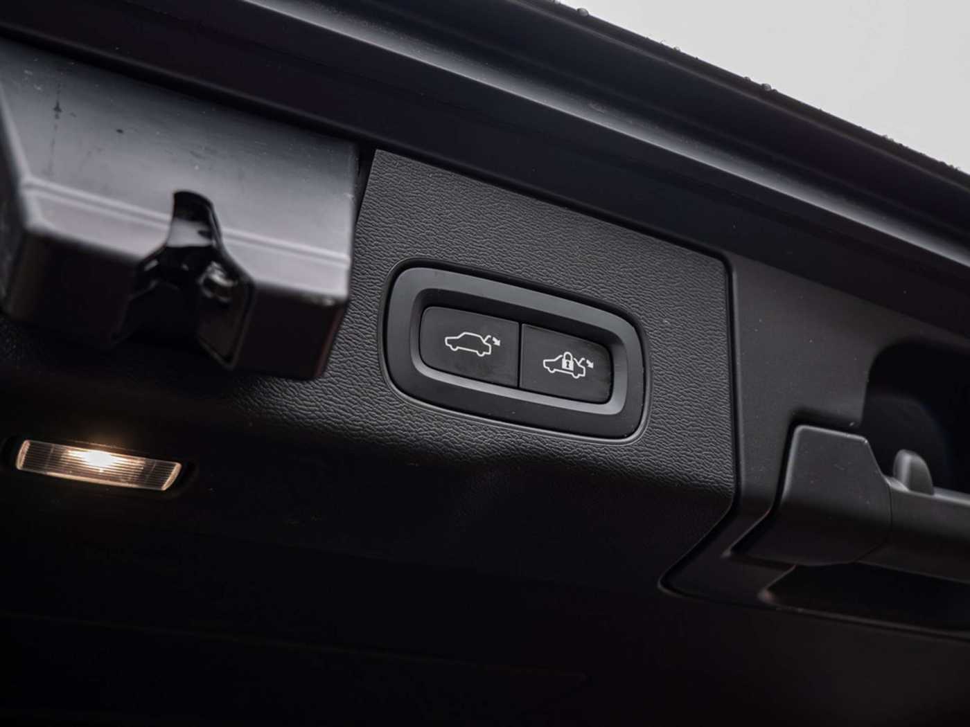 Volvo  T6 AWD R-Design Plug-In Hybrid AHK | B&W | LUFTFAHRWERK | ACC | PANORAMA