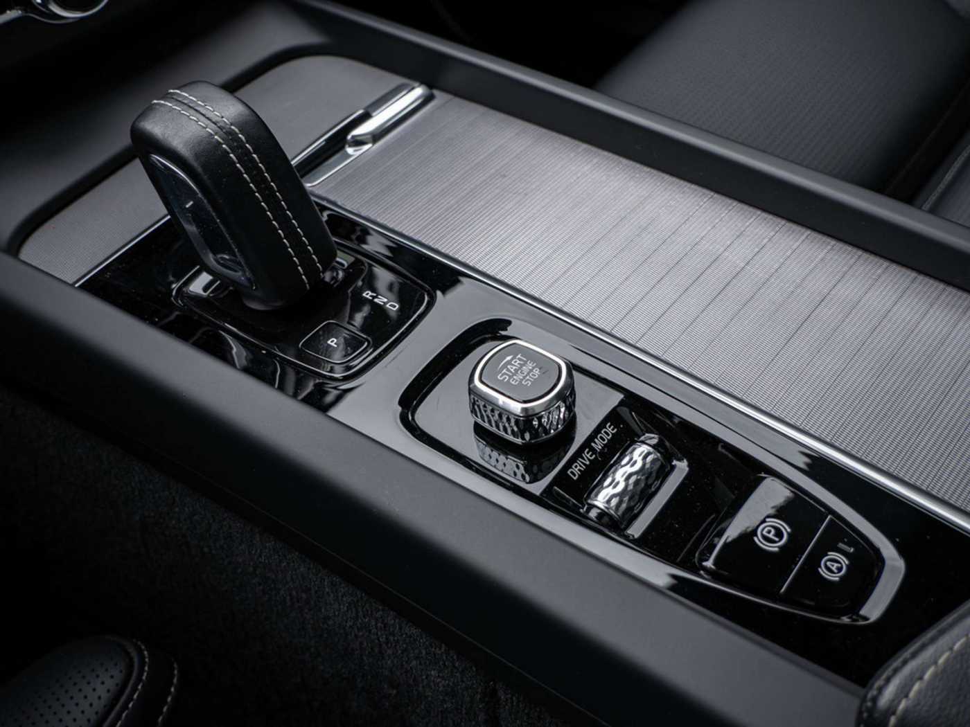 Volvo  T6 AWD R-Design Plug-In Hybrid AHK | B&W | LUFTFAHRWERK | ACC | PANORAMA