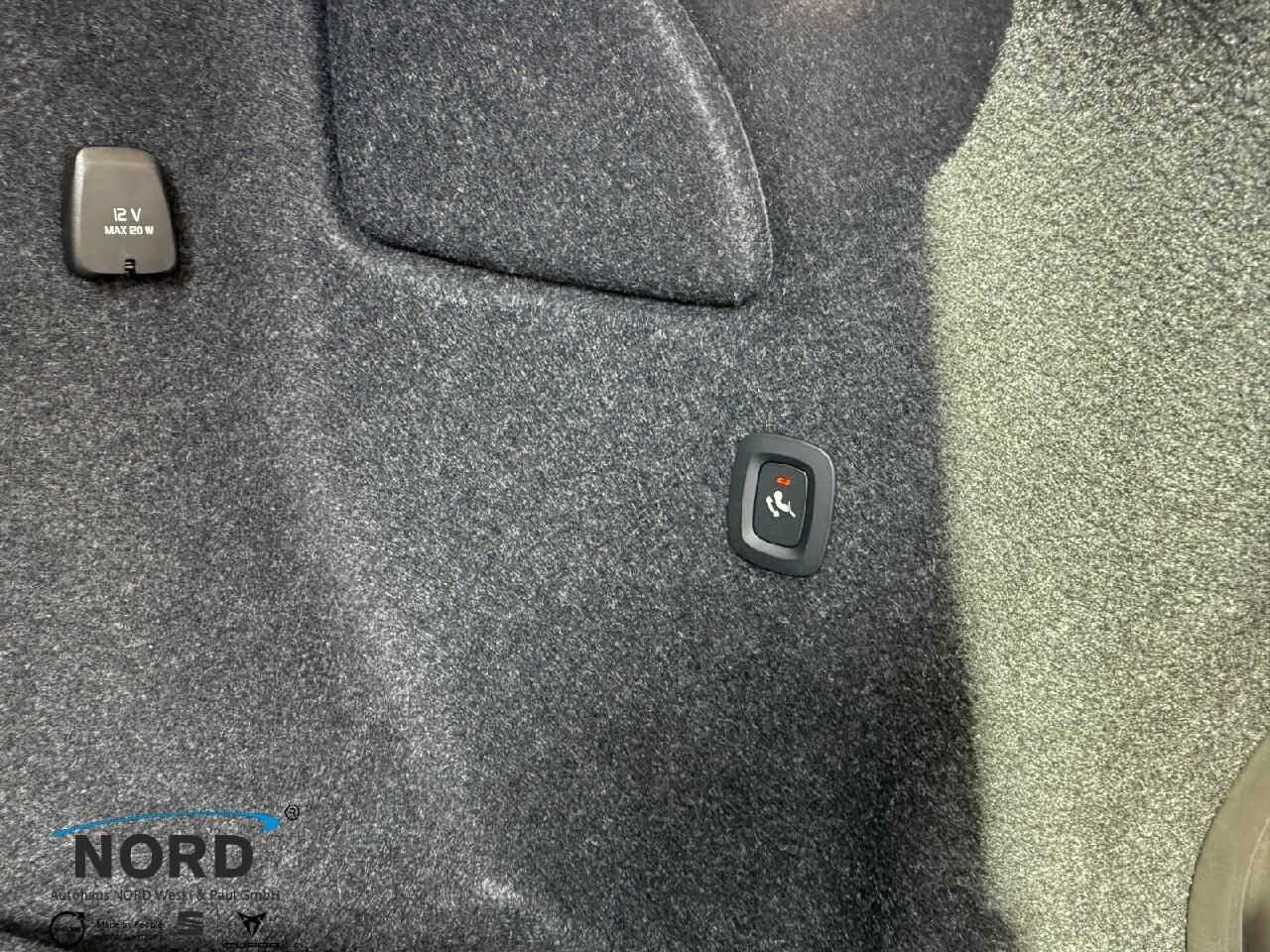Volvo  B3 Plus Dark 2WD/AHK/Blis/ACC/Licht-P.