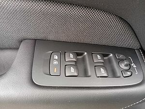 Volvo  B4D Gear. Ultimate Dark AWD/Head-UP/Pano-D.