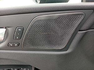 Volvo  B4D Gear. Ultimate Dark AWD/Head-UP/Pano-D.