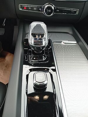 Volvo  B4D Gear. Ultimate Dark AWD/Head-UP/Pano-D.