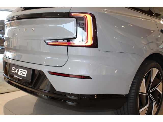 Volvo  Ultra Twin Motor Performance AWD Luftfahrwerk B & W Sound.