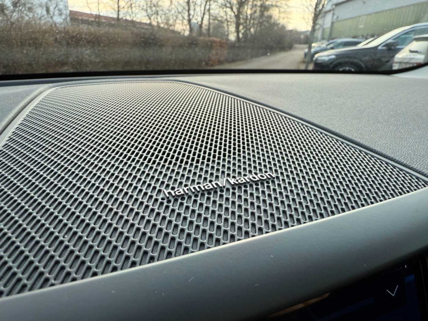 Volvo  B4 MOMENTUM PRO DAB+LED+PANO+STANDHZG