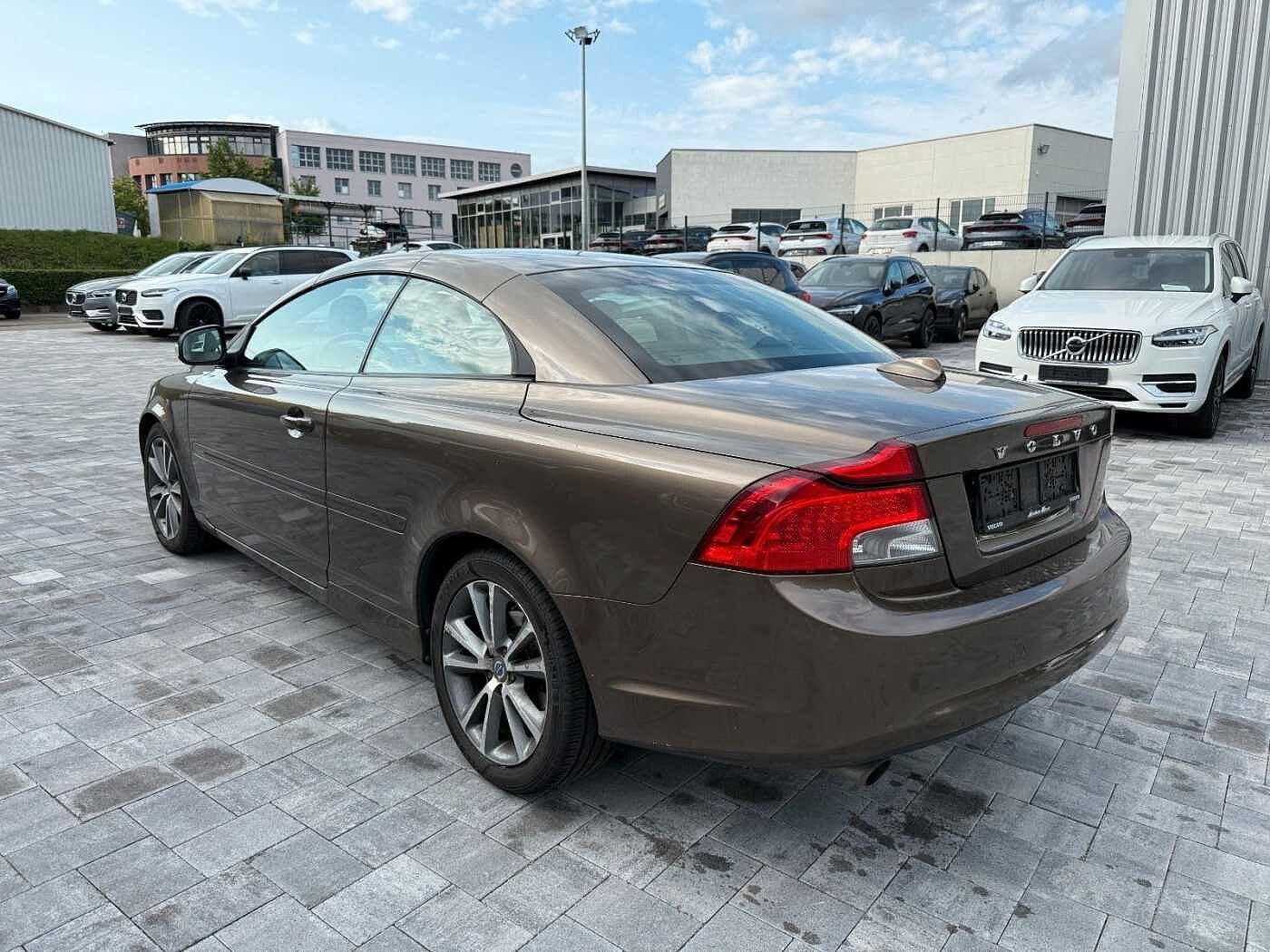 Volvo  D3 SUMMUM+HEICO 144KW+8FACH+UNFALLFREI+LEDER