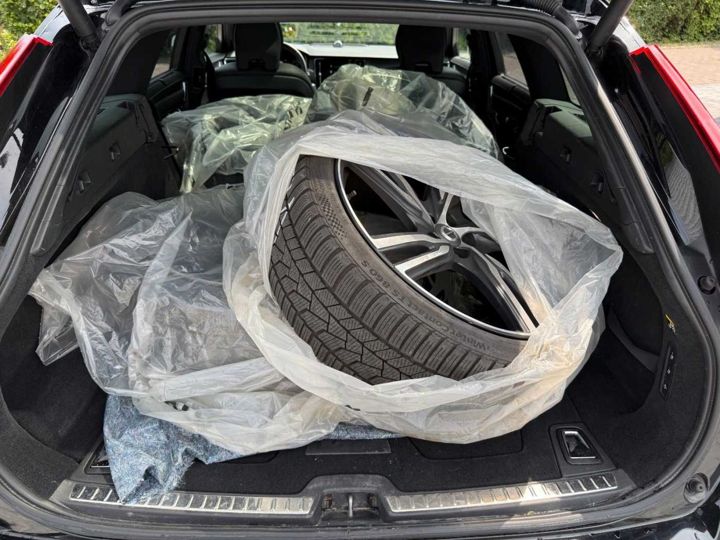 Volvo  D5 AWD R-DESIGN+B&W SOUND+8FACH+AHK+360°CAM