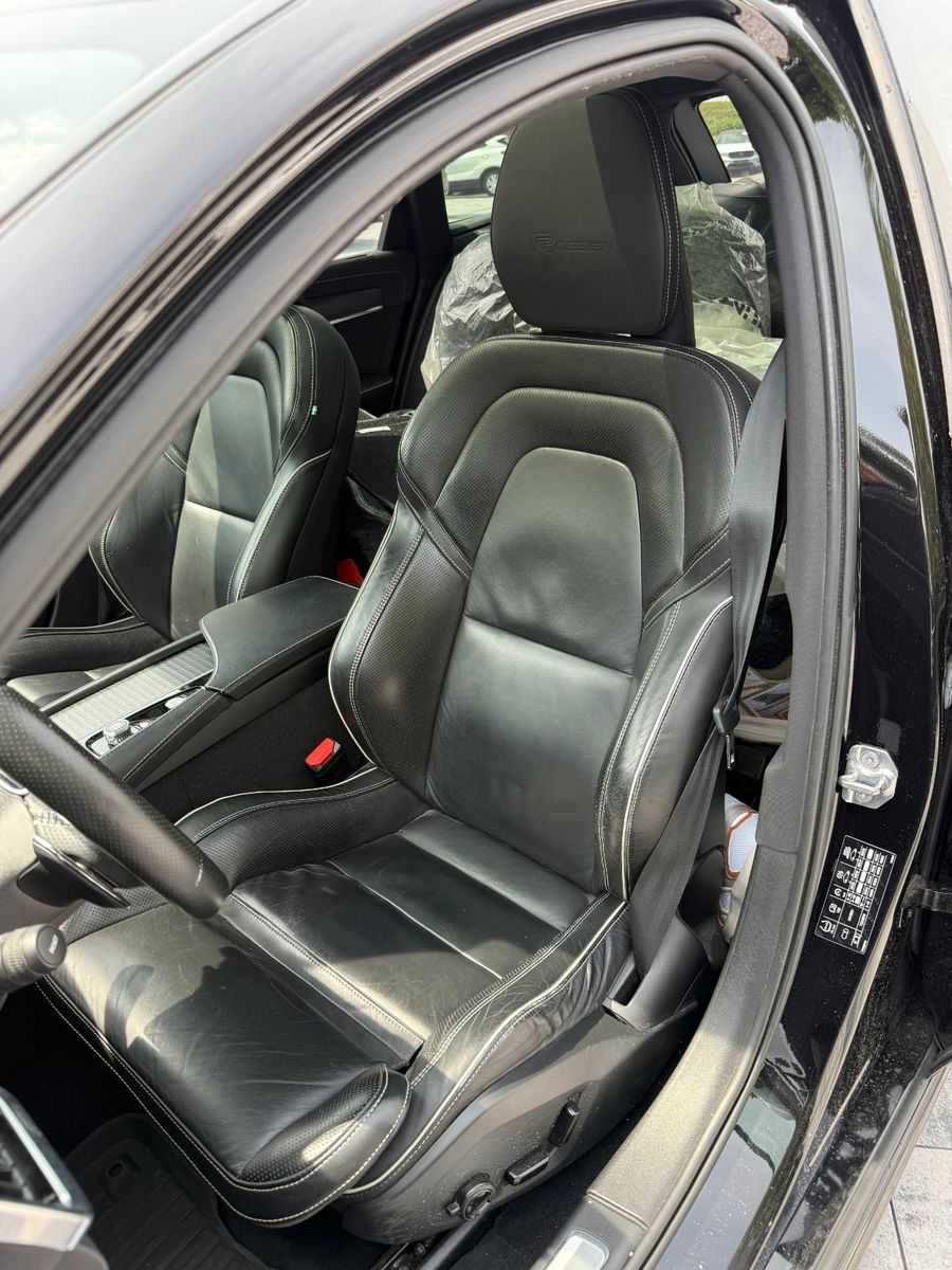 Volvo  D5 AWD R-DESIGN+B&W SOUND+8FACH+AHK+360°CAM