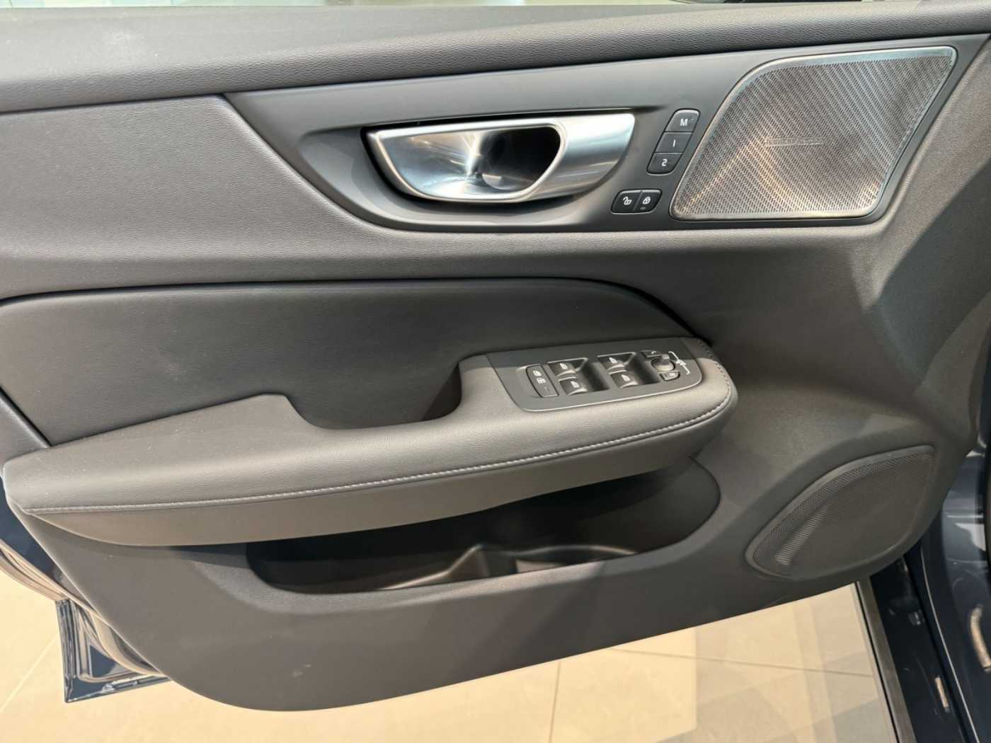 Volvo  ULTIMATE DARK +360+STANDHZG+AHK+19'PRIVACY