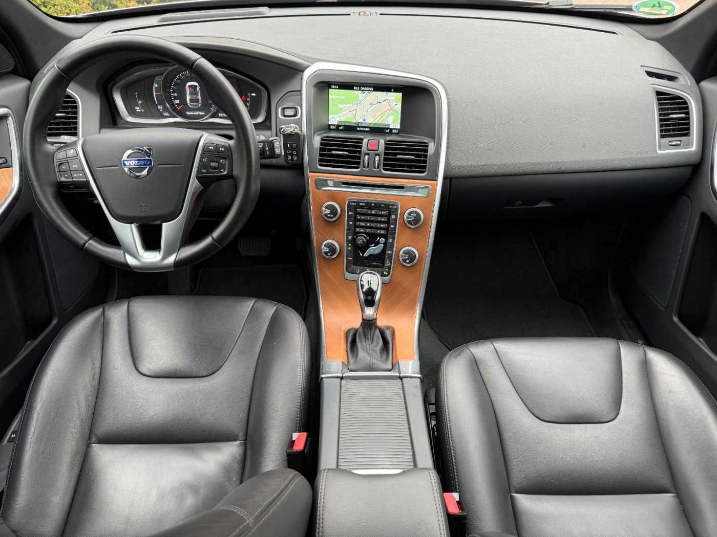Volvo  D4 SUMMUM AUTO+KISI+PANO+PRIVACY+NAVI+LEDER